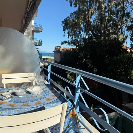 Superior On First Floor With Sea View דירה